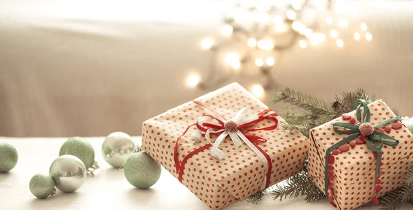 Primer Plano Regalos Navidad Bellamente Envueltos Sobre Fondo Borroso Acogedor —  Fotos de Stock