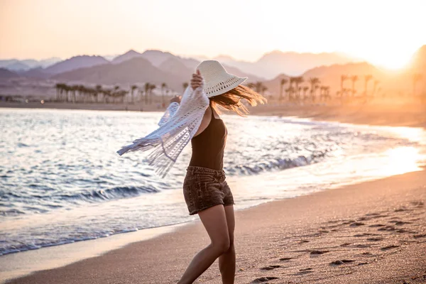 Ein Schönes Boho Model Weißem Cape Und Badeanzug Posiert Strand — Stockfoto