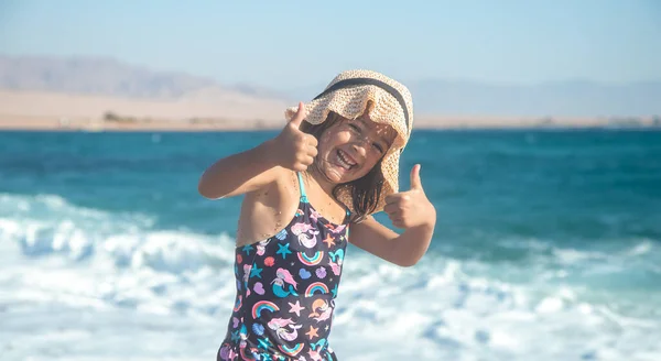 Portret Wesołej Dziewczynki Stroju Kąpielowym Nad Morzem Słoneczny Dzień — Zdjęcie stockowe
