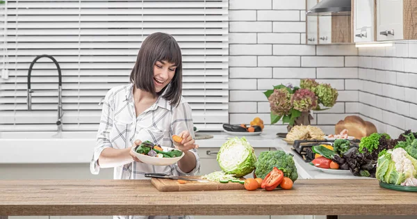 Gyönyörű Barna Mosolyog Darabolja Zöldségek Egy Saláta Háttérben Egy Modern — Stock Fotó