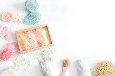 Beyaz arka planda deniz tuzu ve banyosu, düz bir zemin..