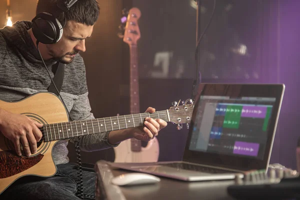 Músico Profissional Gravando Estúdio Guitarrista Sentado Com Fone Ouvido Monitor — Fotografia de Stock