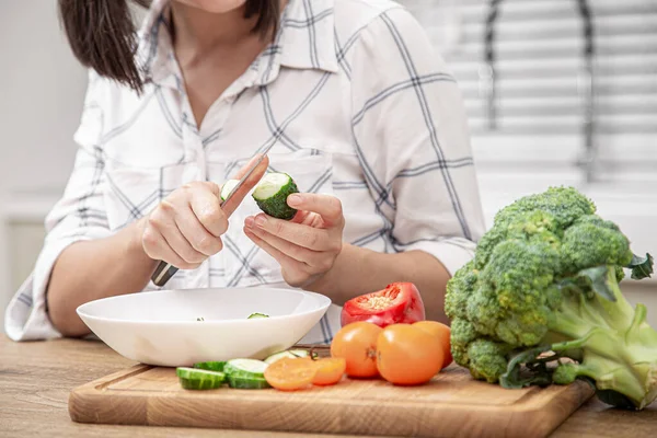 Proceso Preparación Una Ensalada Vegetariana Concepto Dieta Alimentos Saludables — Foto de Stock