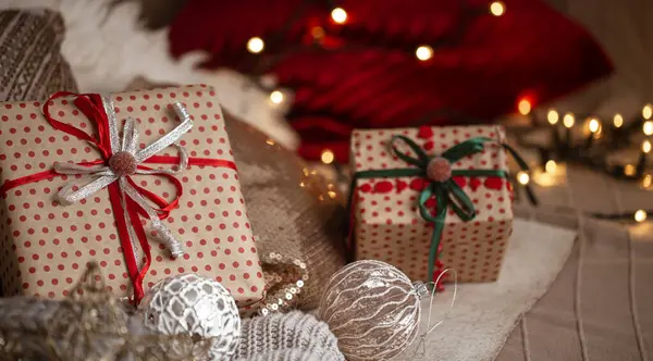 Presentes Natal Papel Artesanal Embrulho Bonito Fechar Fundo Embaçado Luzes — Fotografia de Stock
