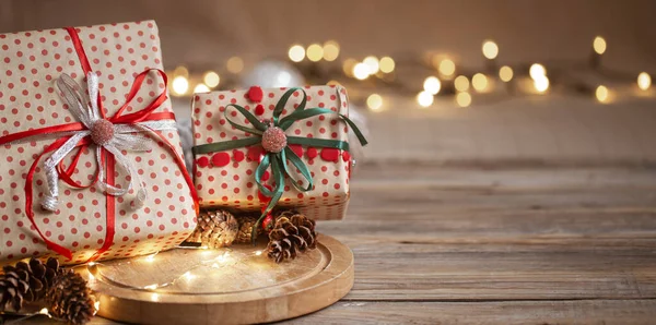 Regalos Navidad Embalados Papel Artesanal Con Cintas Guirnalda Conos Decorativos —  Fotos de Stock