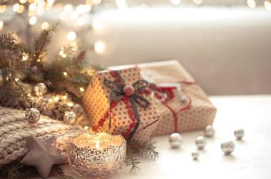 Dekor ögeleri kopyalama alanı ile bulanık bir arkaplanda mum yakılıyor.