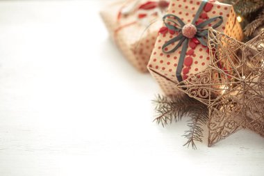 Dekoratif yıldız ve hediye kutularıyla beyaz arkaplan kopyalama alanı üzerinde şenlikli arkaplan.