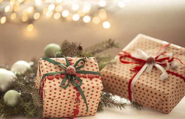 Bulanık arka plandaki bulanık ışıkların güzel paketlenmiş yılbaşı hediyelerinin yakın plan çekimleri..