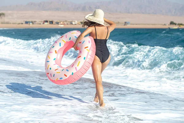 Una Donna Allegra Con Cerchio Forma Ciambella Riva Mare Concetto — Foto Stock