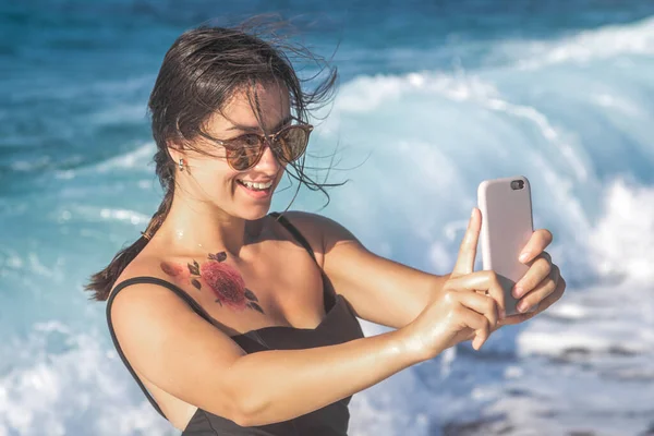 Una Mujer Alegre Traje Baño Toma Una Selfie Contra Fondo — Foto de Stock