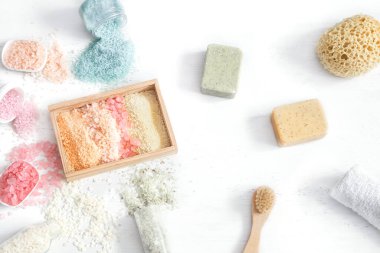 Beyaz arka planda deniz tuzu ve banyosu, düz bir zemin..