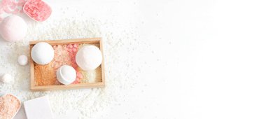 Beyaz bir zemin üzerinde çok renkli deniz tuzu ve banyo bombalarıyla dolu bir hayat..