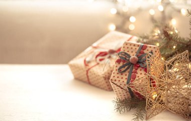 Bulanık arkaplan fotokopi alanı üzerinde noel dekoru olan şenlik kompozisyonu.