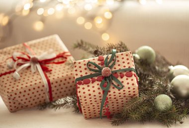 Bulanık arka plandaki bulanık ışıkların güzel paketlenmiş yılbaşı hediyelerinin yakın plan çekimleri..