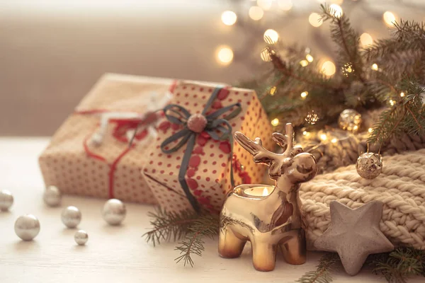 Composition Noël Avec Des Rennes Décoratifs Couleur Sur Fond Cadeaux — Photo