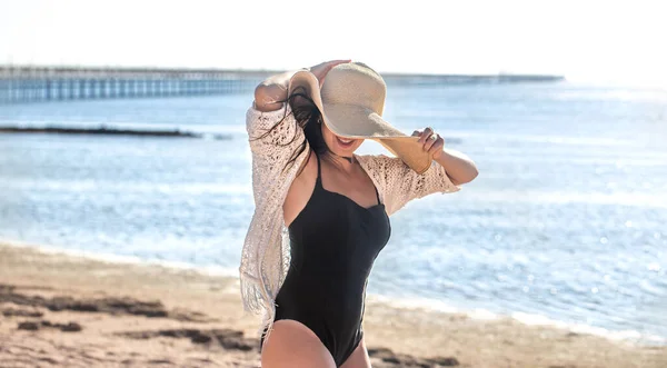 Uma Mulher Bonita Chapéu Roupa Banho Caminha Praia Perto Mar — Fotografia de Stock