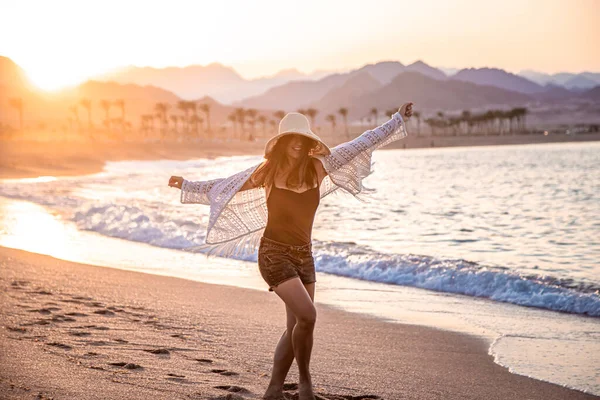 Ein Schönes Boho Model Weißem Cape Und Badeanzug Posiert Strand — Stockfoto