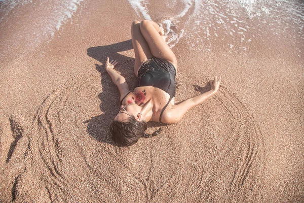 Mulher Bonita Maiô Preto Deitado Areia Junto Mar Vista Superior — Fotografia de Stock