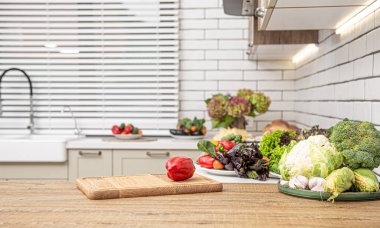 Vejetaryen salatası hazırlarken mutfak masasında çeşitli sebzeler var..