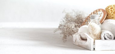 Masaj fırçası, deniz tuzu ve banyo bombasıyla kaplıca. Sağlıklı yaşam tarzı, vücut bakımı ve rahatlama konsepti.