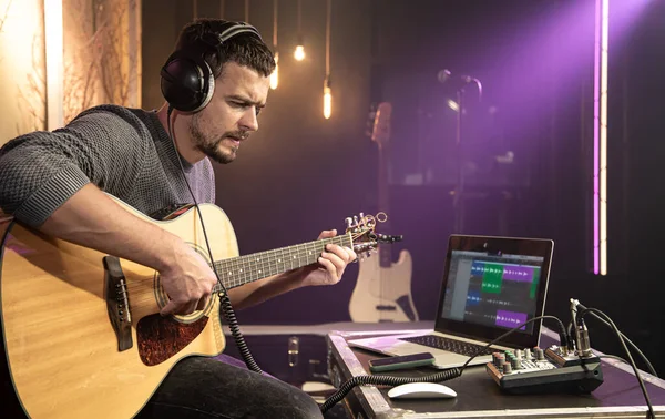 Guitarrista Toca Guitarra Com Fones Ouvido Conectados Mixer Som Forma — Fotografia de Stock