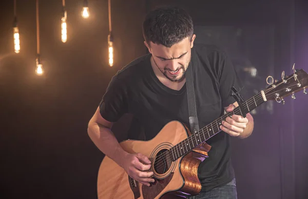 Jovem Shirt Preta Toca Guitarra Num Concerto Perto Desfocado Fundo — Fotografia de Stock