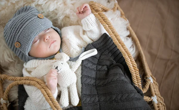 Porträt Eines Schlafenden Babys Einer Weidenwiege Einer Warmen Strickmütze Unter — Stockfoto