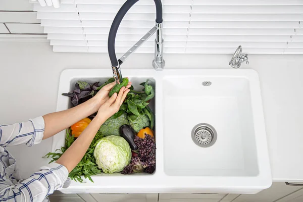 Frauenhände Waschen Gemüse Der Spüle Einer Modernen Küche Konzept Für — Stockfoto