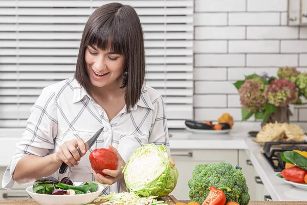 Hermosa Morena Sonríe Corta Verduras Una Ensalada Fondo Interior Cocina — Foto de Stock