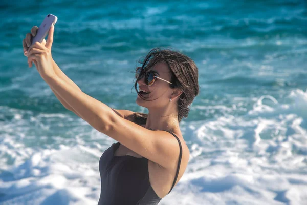 Una Mujer Alegre Traje Baño Toma Una Selfie Contra Fondo — Foto de Stock