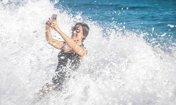 Een Vrolijke Vrouw Een Badpak Neemt Een Selfie Tegen Achtergrond — Stockfoto