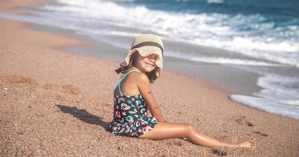 Retrato Uma Menina Alegre Maiô Junto Mar Dia Ensolarado — Fotografia de Stock