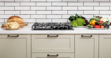 Modern mutfak tasarımı, yemek pişirmek için parlak ürünlerle minimalist tarzda..