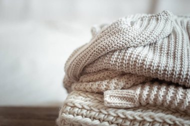 Açık bir arkaplanda pastel rengin düzgünce katlanmış ögelerini kapat.
