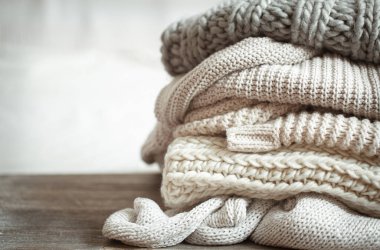 Açık bir arkaplanda pastel rengin düzgünce katlanmış ögelerini kapat.