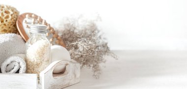 Masaj fırçası, deniz tuzu ve banyo bombasıyla kaplıca. Sağlıklı yaşam tarzı, vücut bakımı ve rahatlama konsepti.