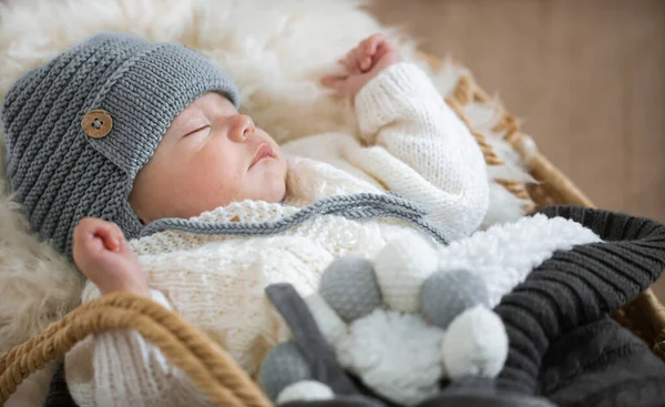 Nukkuvan Vauvan Muotokuva Lämpimässä Neulotussa Hatussa Jossa Neulottu Lelu Kahvassa — kuvapankkivalokuva