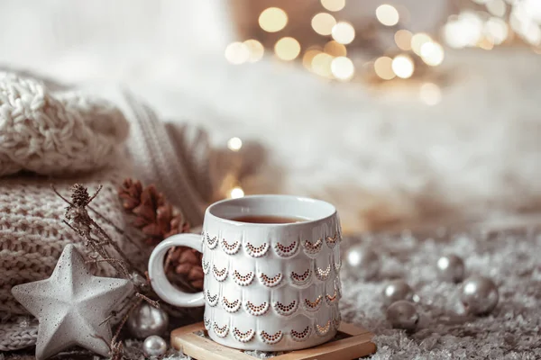 Schöne Weihnachtstasse Mit Einem Heißgetränk Auf Leicht Verschwommenem Hintergrund Das — Stockfoto