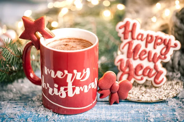 stock image Cup with hot drink and gingerbread cookies close up. The concept of the new year and winter home comfort.