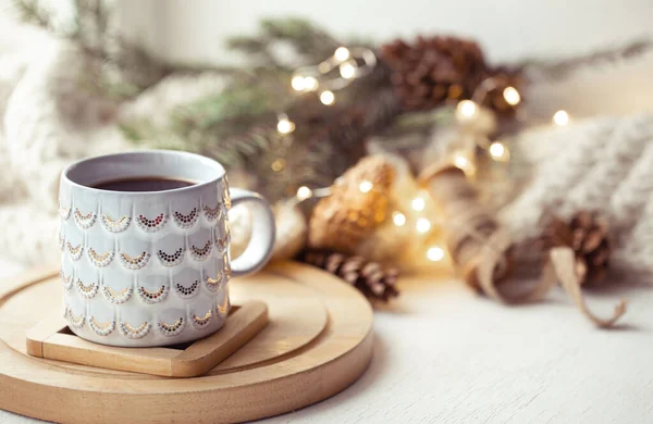 Gezellige Compositie Met Een Kerstbeker Met Een Warm Drankje Thuis — Stockfoto