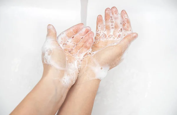 Les Mains Des Femmes Mousse Savonneuse Concept Hygiène Des Mains — Photo