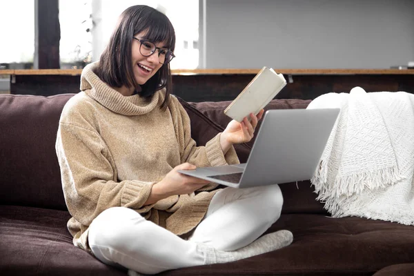 Junge Schöne Frau Kuscheligen Pullover Mit Einem Buch Der Hand — Stockfoto