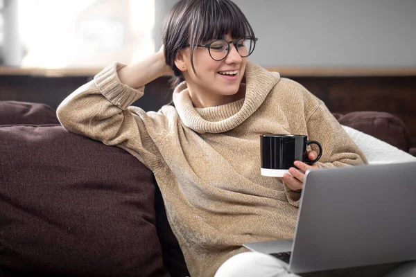 Ein Junges Schönes Mädchen Sitzt Hause Auf Dem Sofa Trinkt — Stockfoto