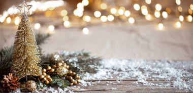 Şenlikli dekorasyon detaylarıyla kış sıcacık arka plan, tahta bir masa ve bokeh. Evde şenlikli bir atmosfer konsepti.