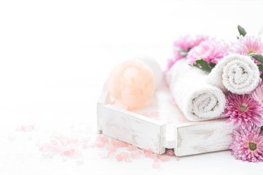 Vücut bakım ürünleri ve çiçeklerle kaplıca hayatı. Hijyen, temizlik ve vücut bakımı kavramı.