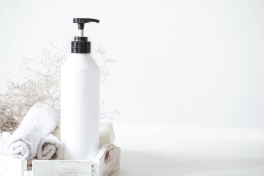 Banyo ürünleriyle kompozisyon. Temizlik, sağlık ve kişisel hijyen kavramı.