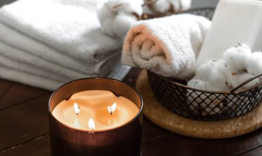 Sıcak spa kompozisyonu mum, banyo havlusu ve sabun aroması. Vücut bakımı ve hijyen kavramı.