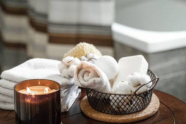 Sıcak spa kompozisyonu mum, banyo havlusu ve sabun aroması. Vücut bakımı ve hijyen kavramı.