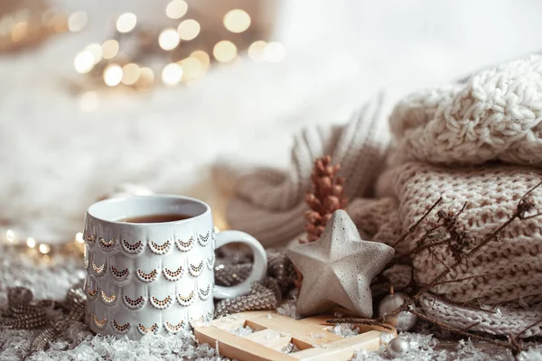 Arkaplanı Bulanık Sıcak Bir Içecekle Dolu Güzel Bir Noel Bardağı — Stok fotoğraf