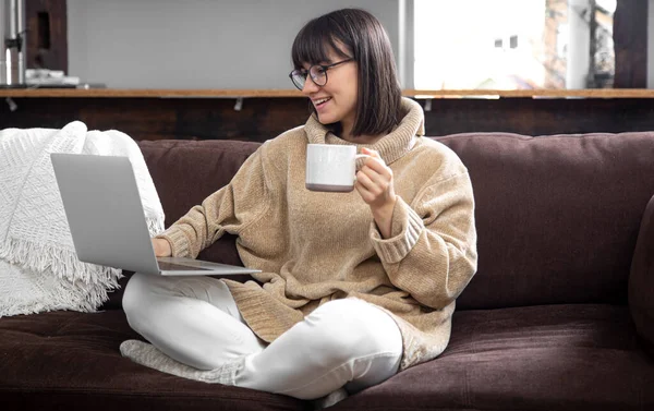 Junge Schöne Frau Kuscheligen Pullover Mit Einem Becher Drink Arbeitet — Stockfoto